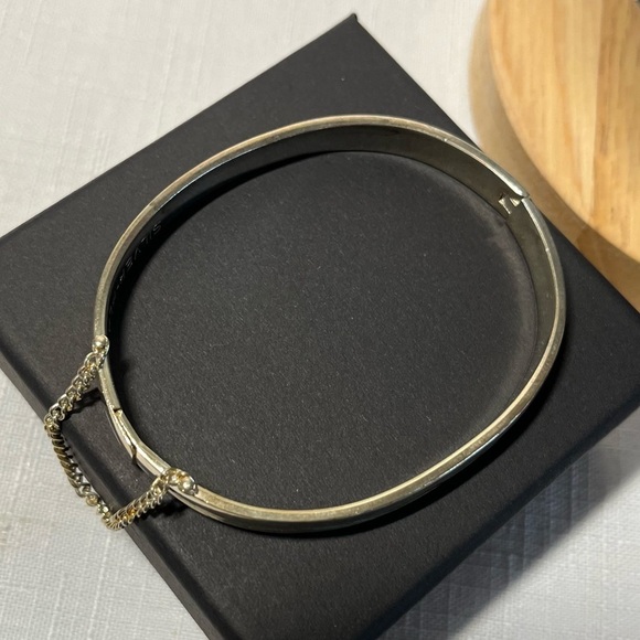 Elegant Silver Plated Bangle Bracelet. Safety chain. Etched. Hinged. Vintage - Picture 3 of 8